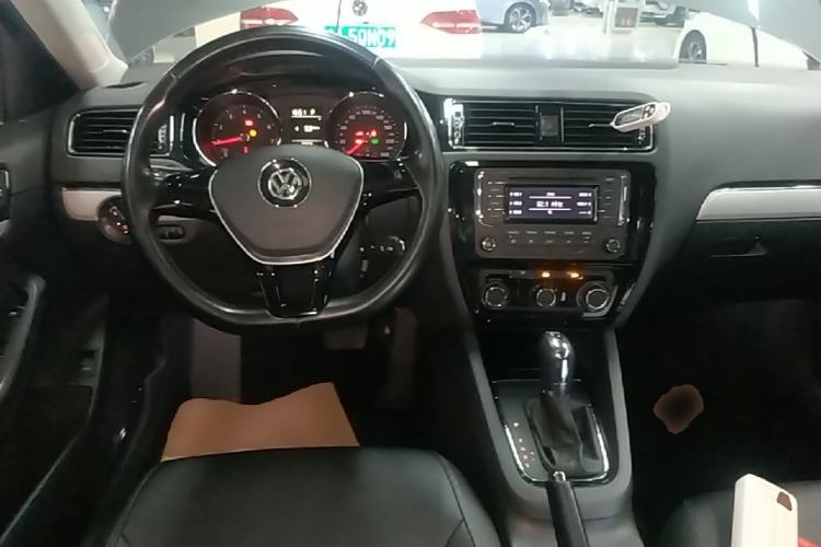 Used Volkswagen Sagitar 2015 230TSI Automatic Comfort Version Steering Wheel