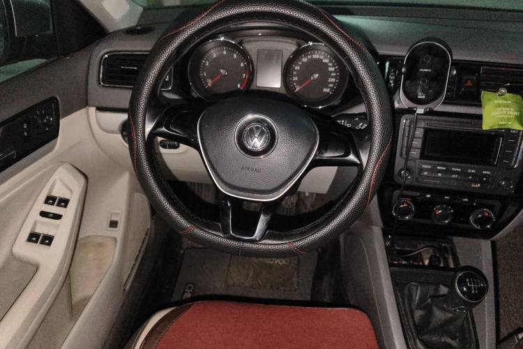 Used Volkswagen Sagitar 2015 1.6L Manual Comfort Model Steering Wheel