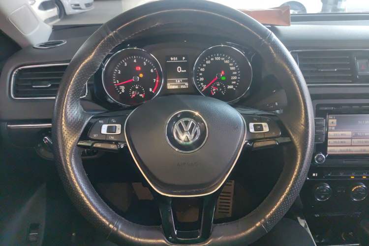 Used Volkswagen Sagitar 2015 230TSI Automatic Luxury Model Steering Wheel