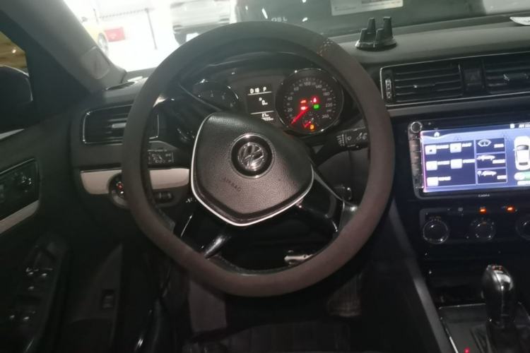 Used Volkswagen Sagitar 2015 230TSI Automatic Comfort Version Steering Wheel