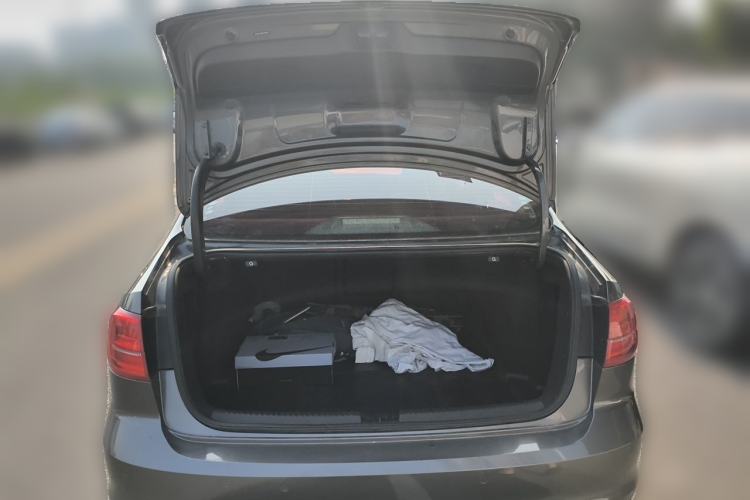 Used Volkswagen Sagitar 2015 1.6L Manual Comfort Model Trunk