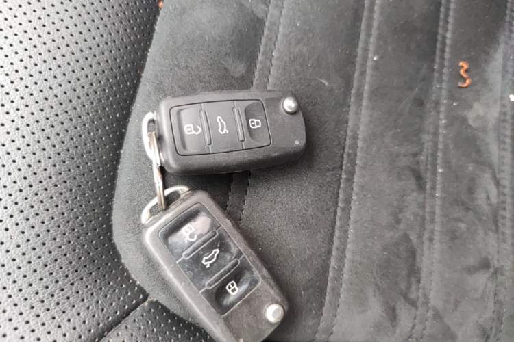 Used Volkswagen Sagitar 2015 230TSI Manual Luxury Edition Vehicle Key