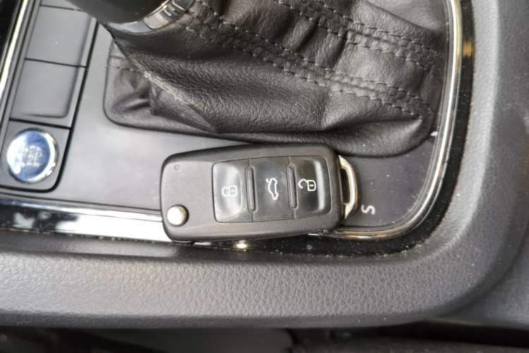 Used Volkswagen Sagitar 2015 230TSI Automatic Luxury Model Vehicle Key