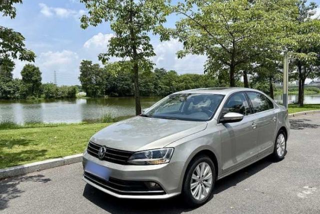 Używany Volkswagen Sagitar 2015 230TSI Automatic Comfort Version