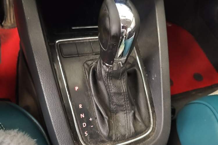 Used Volkswagen Sagitar 2015 1.6L Automatic Comfort Model Gear Lever