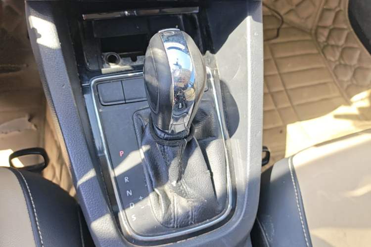 Used Volkswagen Sagitar 2015 1.6L Automatic Comfort Model Gear Lever