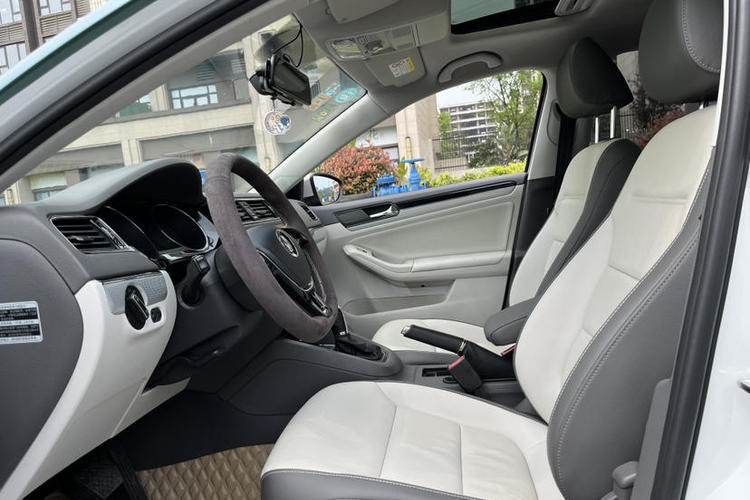 Used Volkswagen Sagitar 2015 230TSI Automatic Comfort Version Interior 2