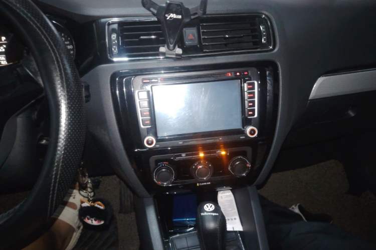 Used Volkswagen Sagitar 2015 1.6L Automatic Comfort Model Audio And AC Panel