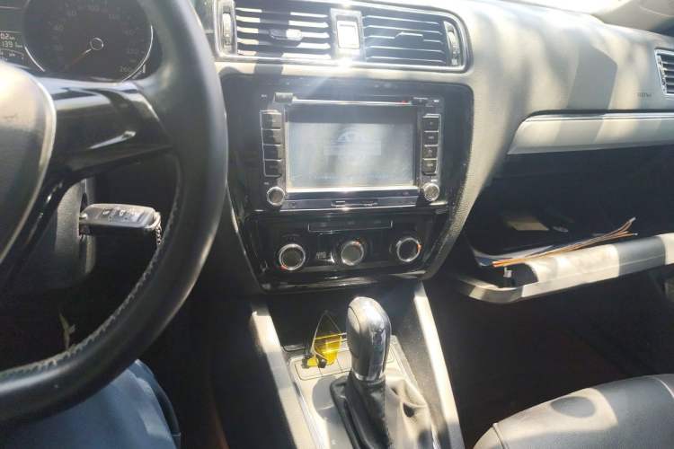 Used Volkswagen Sagitar 2015 1.6L Automatic Comfort Model Audio And AC Panel