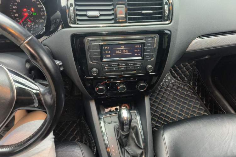 Used Volkswagen Sagitar 2015 230TSI Automatic Comfort Version Audio And AC Panel