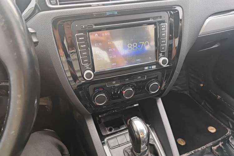 Used Volkswagen Sagitar 2015 230TSI Automatic Comfort Version Audio And AC Panel