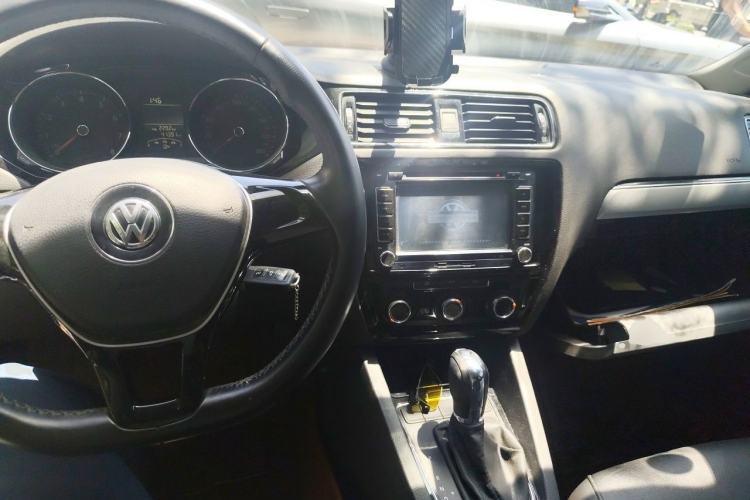 Used Volkswagen Sagitar 2015 1.6L Automatic Comfort Model Center Console