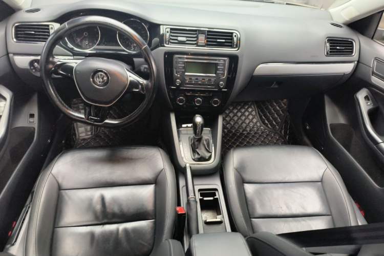 Used Volkswagen Sagitar 2015 230TSI Automatic Comfort Version Center Console