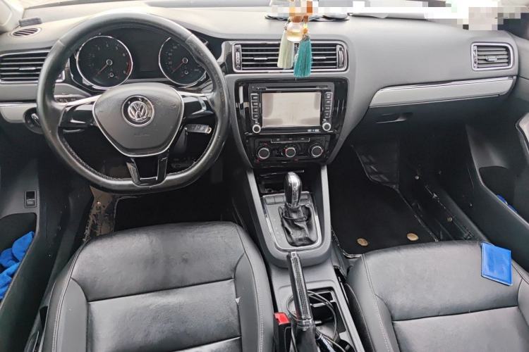 Used Volkswagen Sagitar 2015 230TSI Automatic Comfort Version Center Console