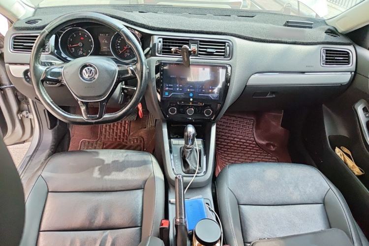 Used Volkswagen Sagitar 2015 230TSI Automatic Comfort Version Center Console