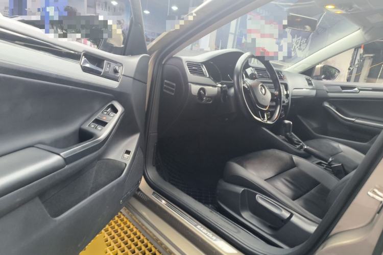 Used Volkswagen Sagitar 2015 230TSI Automatic Comfort Version Driver Seat