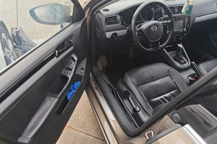 Used Volkswagen Sagitar 2015 230TSI Automatic Comfort Version Driver Seat