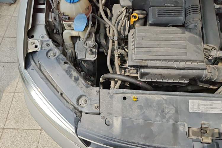 Used Volkswagen Sagitar 2015 230TSI Automatic Comfort Version Engine Bay Right
