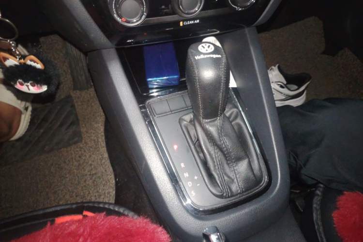 Used Volkswagen Sagitar 2015 1.6L Automatic Comfort Model Gear Lever