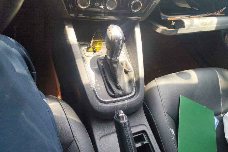 Used Volkswagen Sagitar 2015 1.6L Automatic Comfort Model Gear Lever