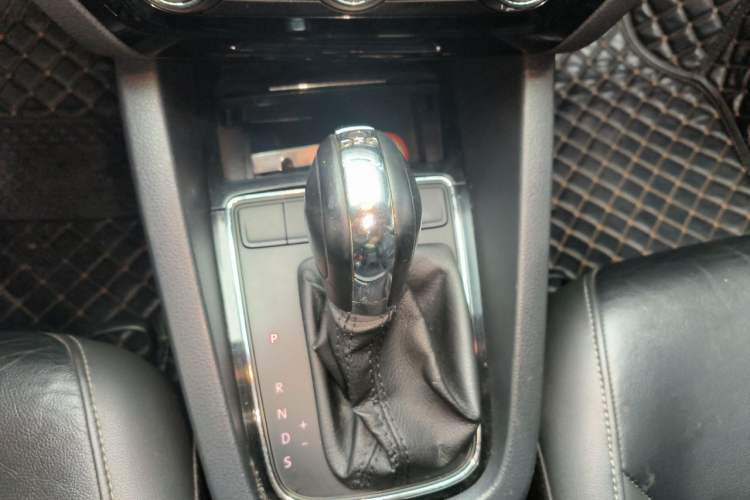 Used Volkswagen Sagitar 2015 230TSI Automatic Comfort Version Gear Lever