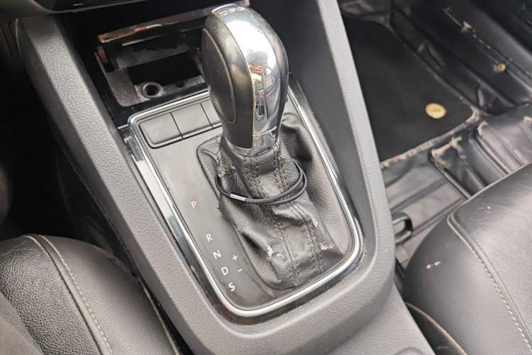 Used Volkswagen Sagitar 2015 230TSI Automatic Comfort Version Gear Lever