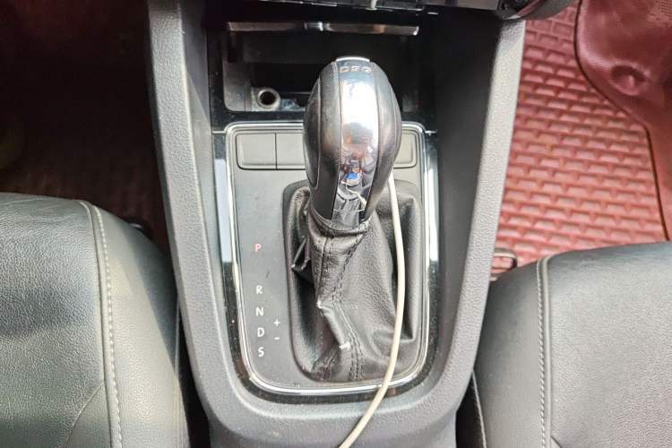 Used Volkswagen Sagitar 2015 230TSI Automatic Comfort Version Gear Lever