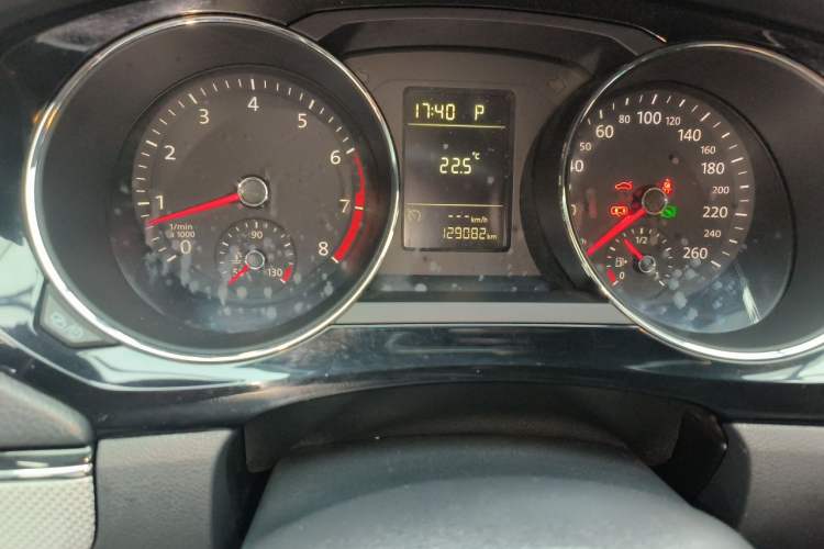 Used Volkswagen Sagitar 2015 230TSI Automatic Comfort Version Odometer Close Up