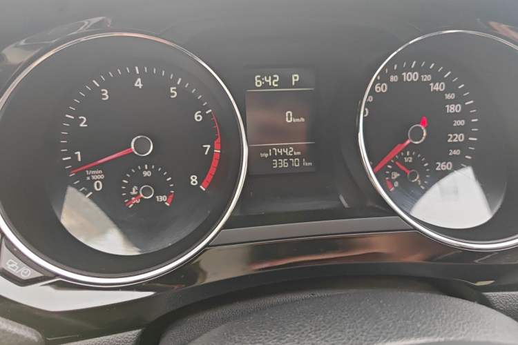 Used Volkswagen Sagitar 2015 230TSI Automatic Comfort Version Odometer Close Up