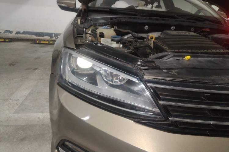 Used Volkswagen Sagitar 2015 1.6L Automatic Comfort Model Right Front Headlight