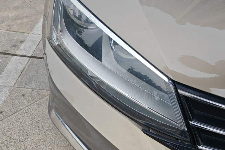 Used Volkswagen Sagitar 2015 230TSI Automatic Comfort Version Right Front Headlight