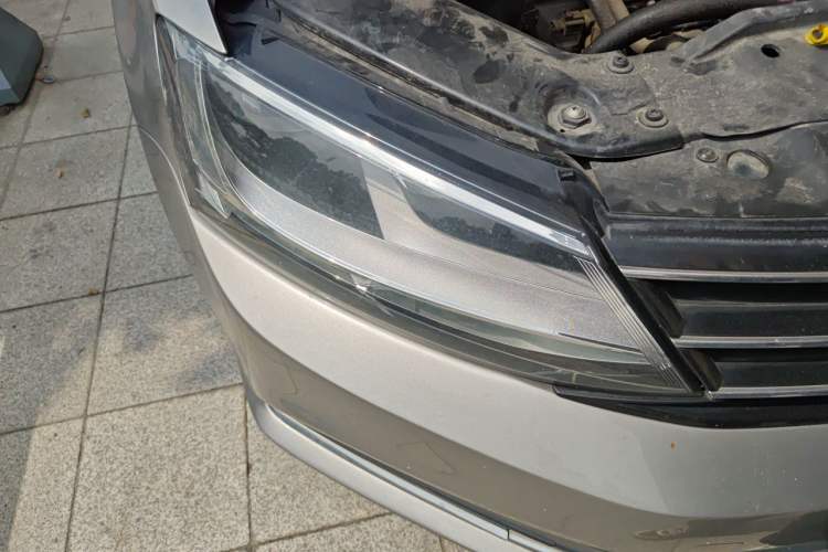 Used Volkswagen Sagitar 2015 230TSI Automatic Comfort Version Right Front Headlight