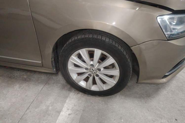 Used Volkswagen Sagitar 2015 1.6L Automatic Comfort Model Right Front Wheel Hub