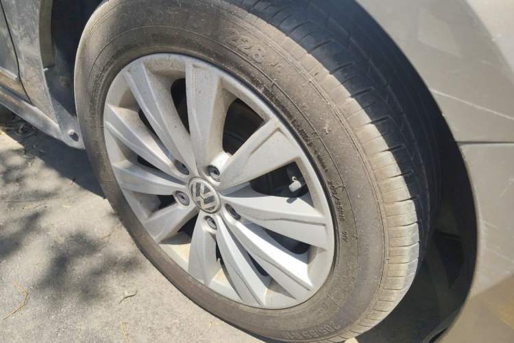 Used Volkswagen Sagitar 2015 1.6L Automatic Comfort Model Right Front Wheel Hub