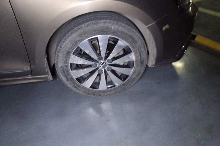 Used Volkswagen Sagitar 2015 230TSI Automatic Luxury Model Right Front Wheel Hub