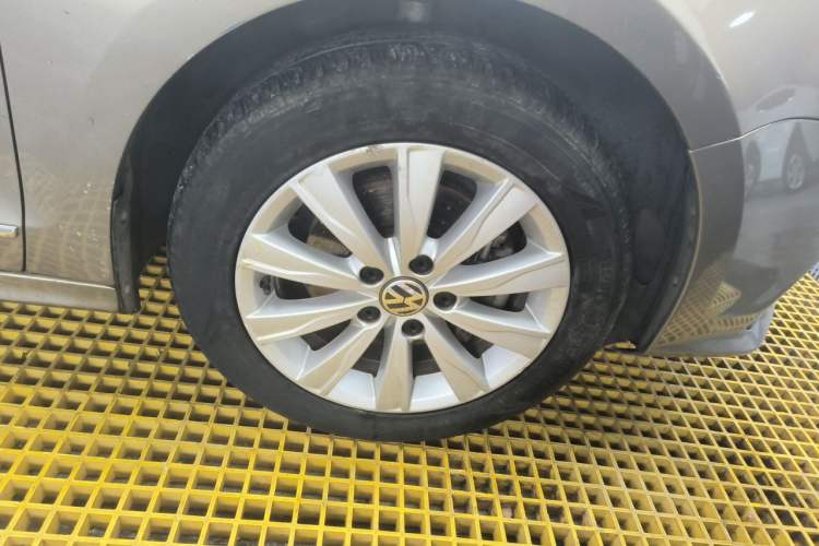 Used Volkswagen Sagitar 2015 230TSI Automatic Comfort Version Right Front Wheel Hub