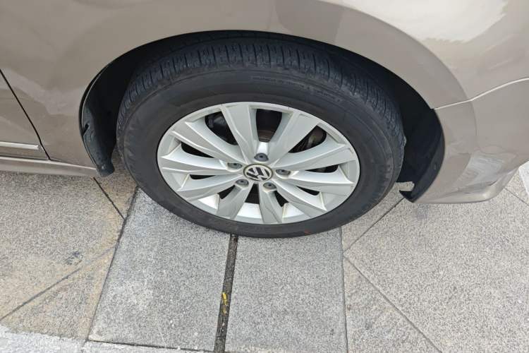 Used Volkswagen Sagitar 2015 230TSI Automatic Comfort Version Right Front Wheel Hub
