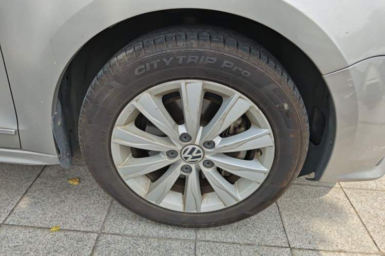Used Volkswagen Sagitar 2015 230TSI Automatic Comfort Version Right Front Wheel Hub