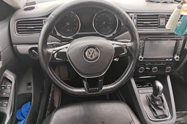 Used Volkswagen Sagitar 2015 230TSI Automatic Comfort Version Steering Wheel