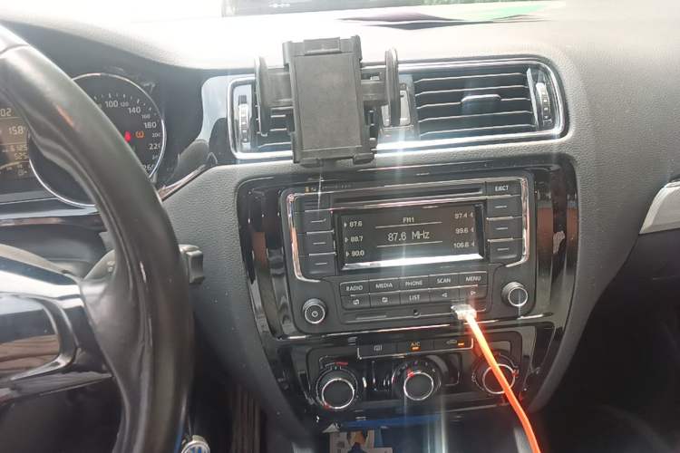 Used Volkswagen Sagitar 2015 1.6L Automatic Comfort Model Audio And AC Panel