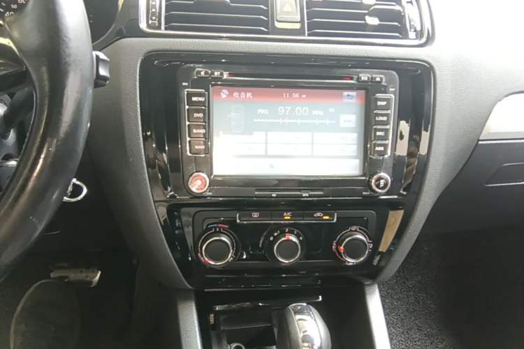 Used Volkswagen Sagitar 2015 1.6L Automatic Comfort Model Audio And AC Panel