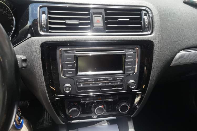 Used Volkswagen Sagitar 2015 1.6L Automatic Comfort Model Audio And AC Panel
