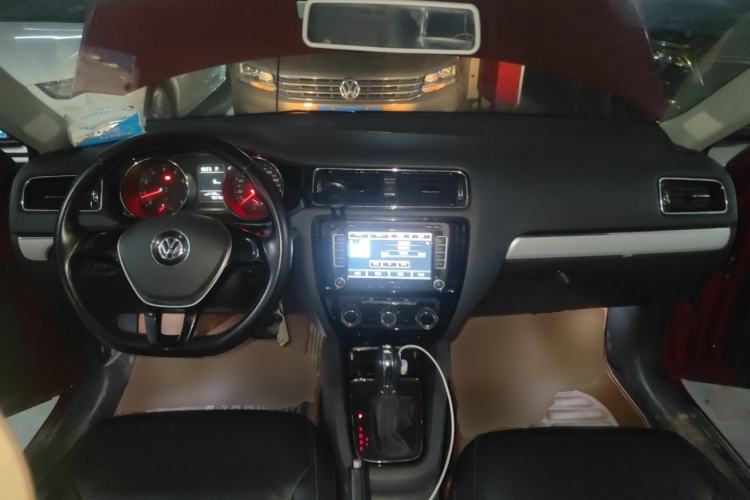 Used Volkswagen Sagitar 2015 230TSI Automatic Comfort Version Center Console
