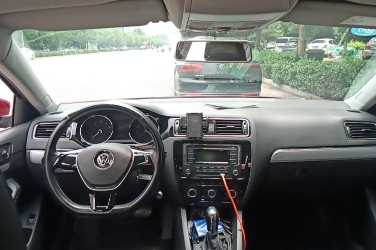 Used Volkswagen Sagitar 2015 1.6L Automatic Comfort Model Center Console