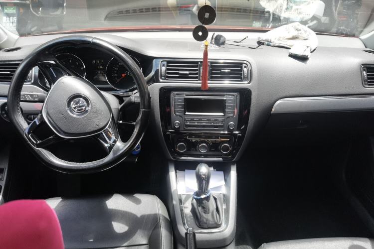 Used Volkswagen Sagitar 2015 1.6L Automatic Comfort Model Center Console