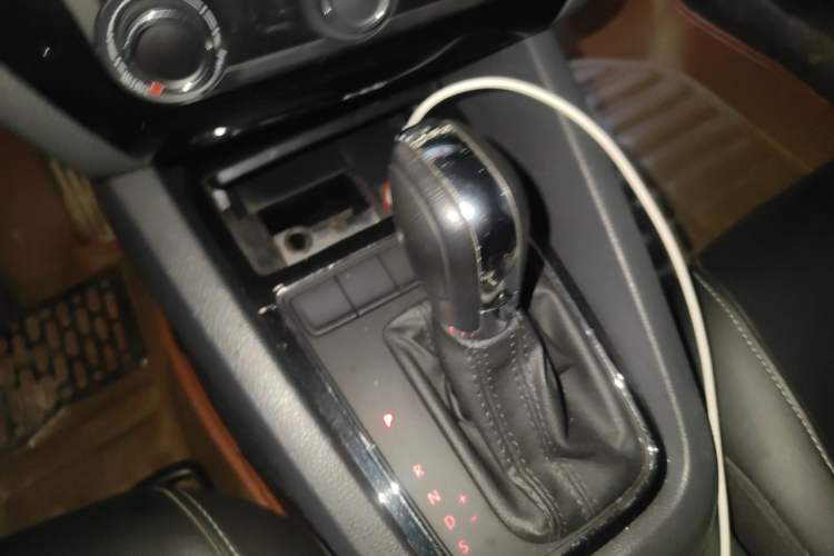 Used Volkswagen Sagitar 2015 230TSI Automatic Comfort Version Gear Lever