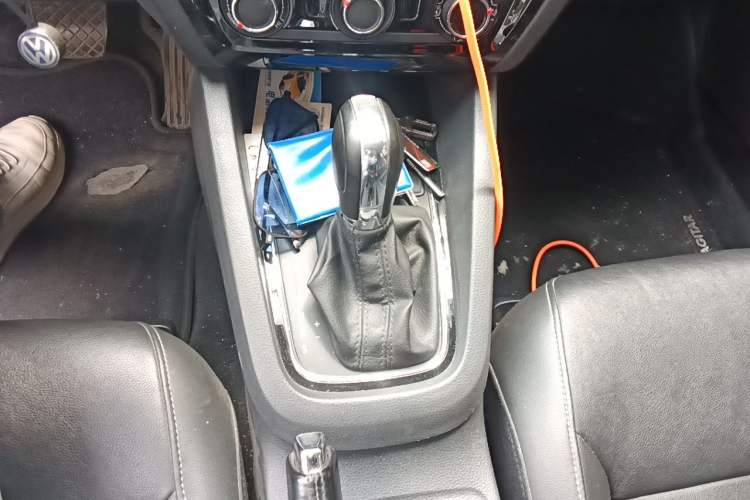 Used Volkswagen Sagitar 2015 1.6L Automatic Comfort Model Gear Lever