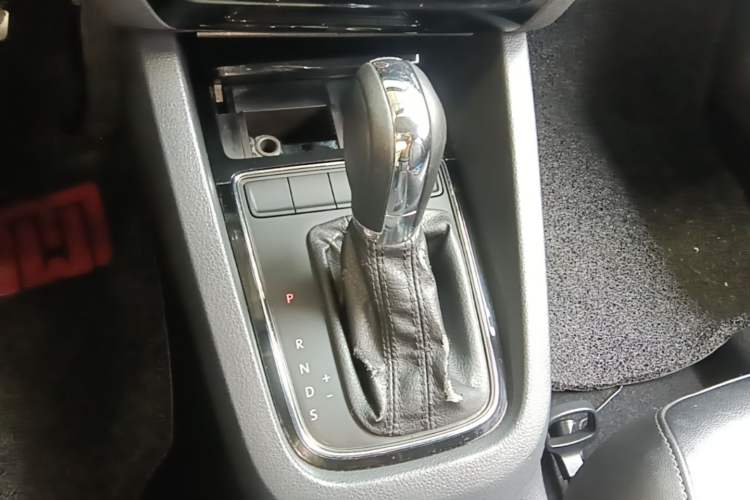 Used Volkswagen Sagitar 2015 1.6L Automatic Comfort Model Gear Lever
