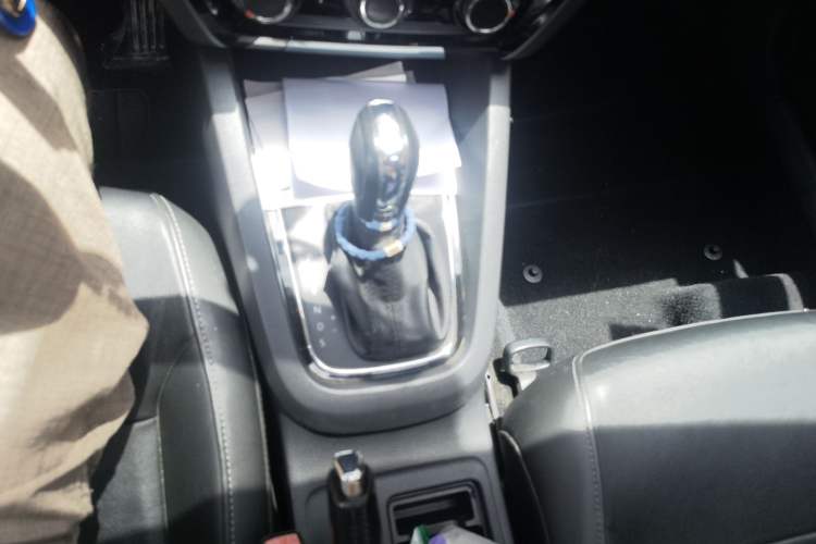 Used Volkswagen Sagitar 2015 1.6L Automatic Comfort Model Gear Lever