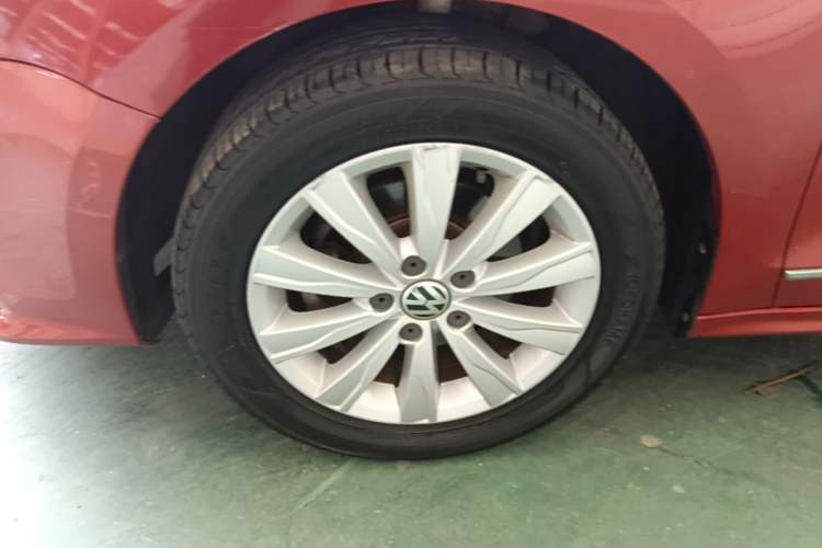 Used Volkswagen Sagitar 2015 1.6L Automatic Comfort Model Left Front Wheel Hub